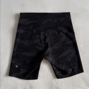 Lululemon Wunder Train High Rise Short 8"
Heritage 365 Camo Deep Coal Multi